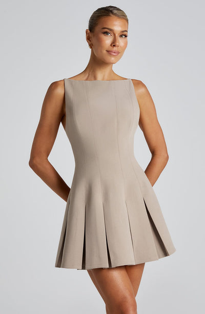 Sukienka Flora - Elegancka i Nowoczesna